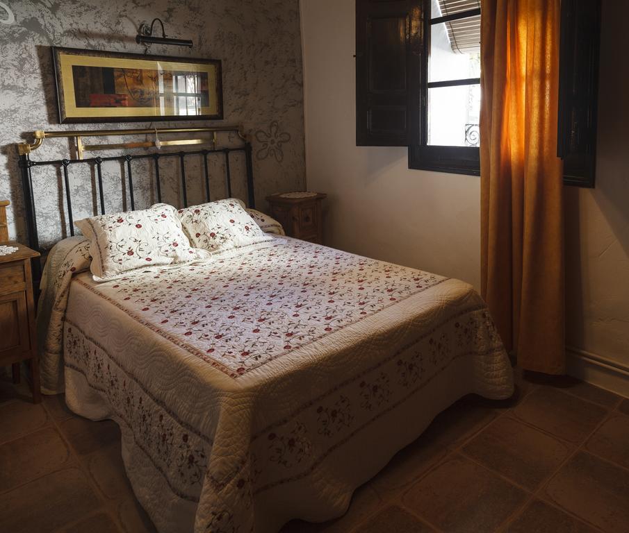 La Casa Del Tio Venancio Hostal Caracenilla Habitación foto