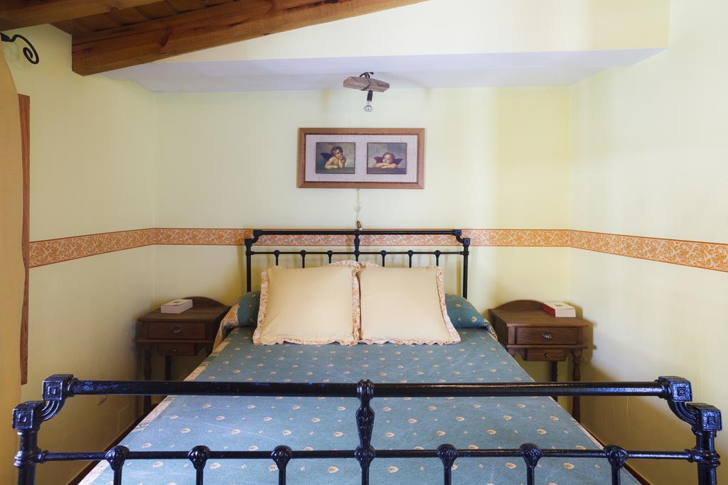 La Casa Del Tio Venancio Hostal Caracenilla Habitación foto